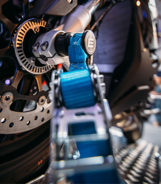 Eine BMW S1000RR mit dem EILZURR Motorrad Verzurrsystem verzurrt auf einem TREILER1000.