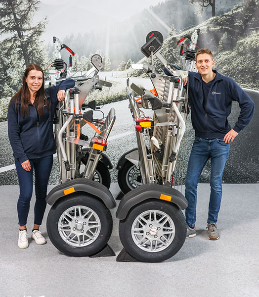 Marcel Eiler und Janina präsentieren den TREILER750 und TREILER1000 Motorradanhänger.