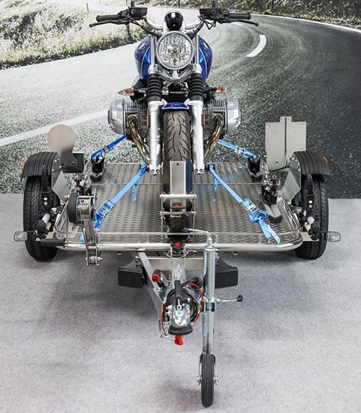 BMW R Ninet in blau, verzurrt mit dem EILZURR-System auf deinem TREILER750 Absenkanhänger.
