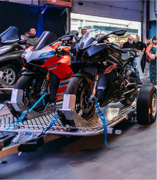 Der TREILER 1000, mit 2 Motorrädern im Gepäck, eine BMW S1000RR sowie eine Ducati Panigale V4S. Verzurrt mit dem EILZURR-Verzurr-System.